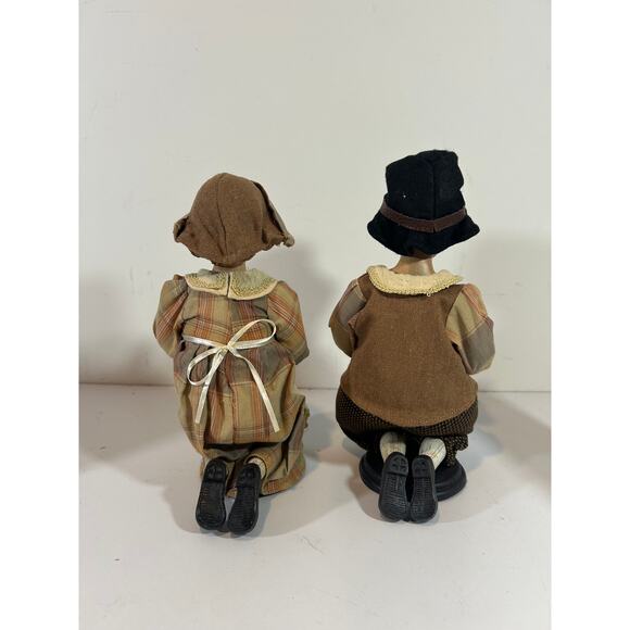 Cracker Barrel Ceramic w/Cloth Give Thanks Pilgrims Praying Set of 2 w/ Box - Picture 5 of 7